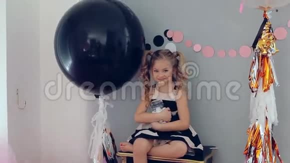 一个小女孩拿着一罐棉花糖视频的预览图