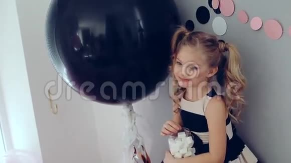 一个小女孩拿着一罐棉花糖视频的预览图
