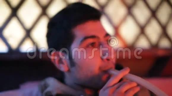 年轻人抽了一支烟把烟抽出来相机又拉回来了视频的预览图