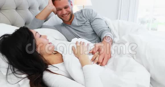 情侣在床上相互交流视频的预览图