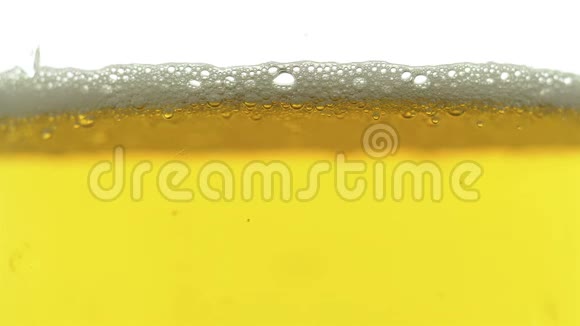啤酒泡沫顺着啤酒杯流下视频的预览图