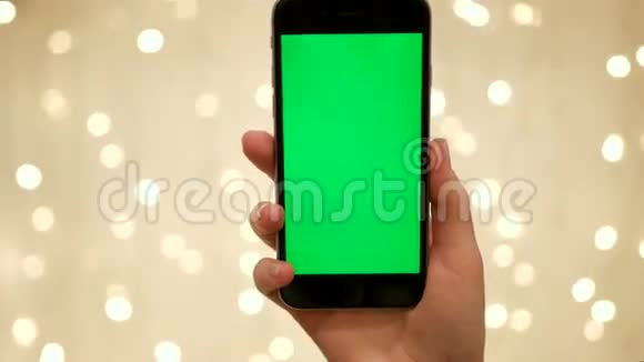女士手握智能手机抽象模糊的背景背景背景绿色屏幕Chroma键关门视频的预览图