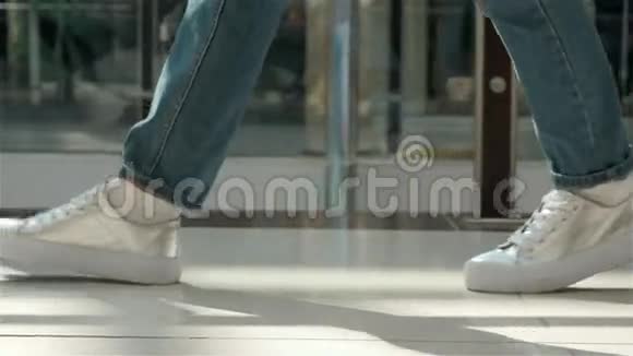 购物时间年轻的少女穿着银色运动鞋视频的预览图