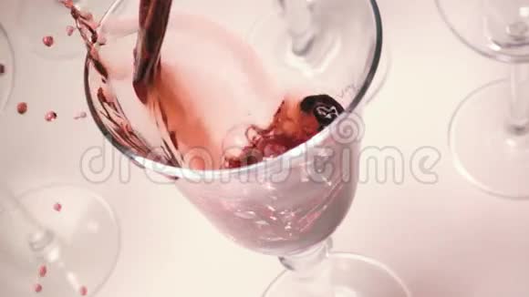 从杯子里慢慢溅出红酒视频的预览图