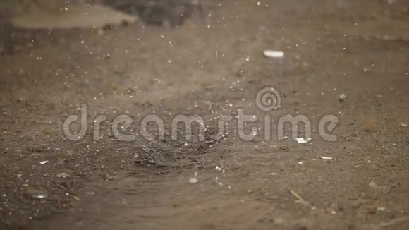 雨水落在水坑里视频的预览图