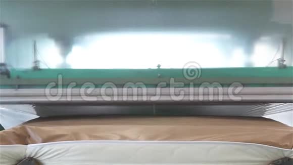 床垫真空包装机床垫真空包装床垫制造工厂视频的预览图