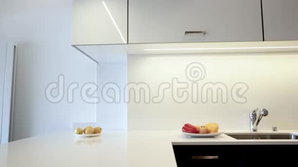 现代厨房内部设计的厨房橱柜和现代厨房台面视频的预览图