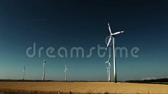 对比郁郁葱葱的画面奥地利众多的风力发电机之一视频的预览图