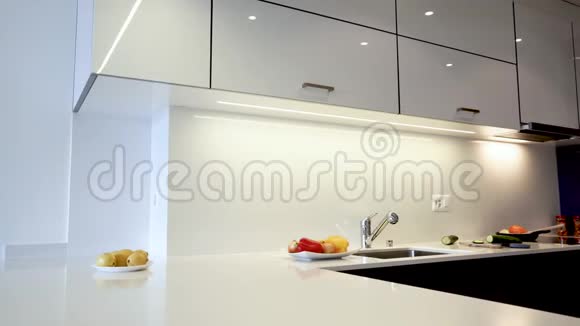 现代厨房设计的室内厨房橱柜和现代厨房台面视频的预览图