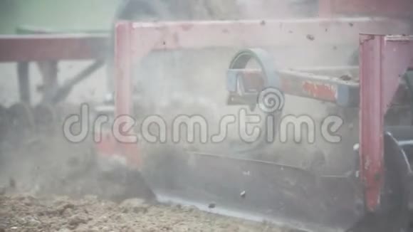 农业耙在田间工作视频的预览图