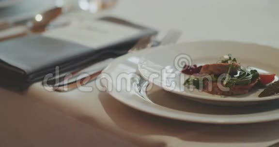 婚礼期间盘子里的食物视频的预览图
