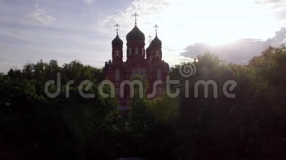 俄罗斯绿色乡村的阿森松大教堂和圣十字修道院视频的预览图