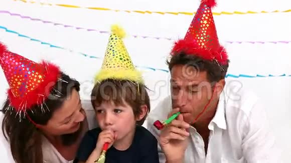 一家人一起参加生日聚会视频的预览图