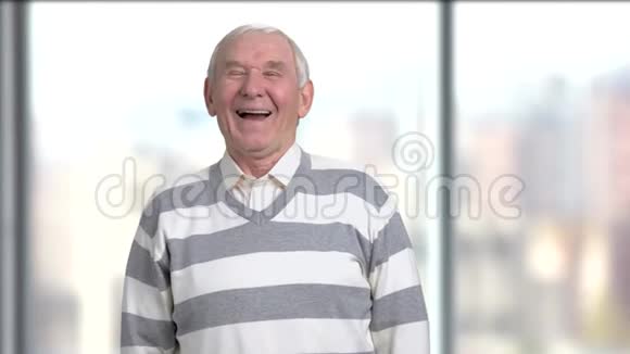 老人在笑背景模糊视频的预览图