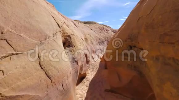在一个干燥的峡谷上的相机运动红色峡谷的光滑和沉重的岩石4K视频的预览图