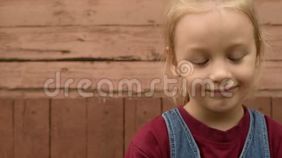 户外木制背景的小女孩视频的预览图