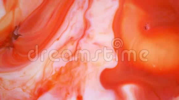 4K镜头墨水在水里红色和橙色墨水在水中反应创造抽象的背景视频的预览图