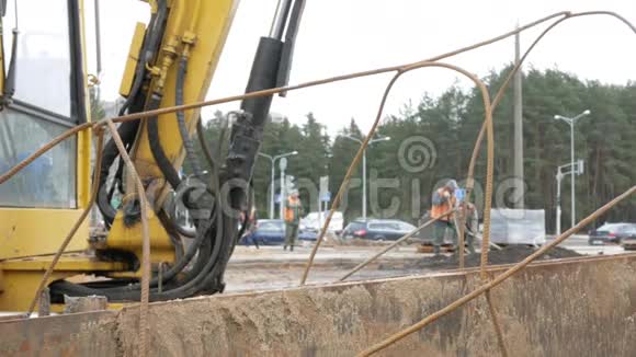 正在城市道路上进行道路工程工人和技术人员清理场地视频的预览图