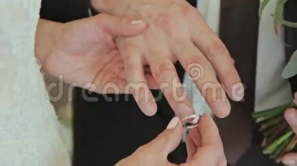 新娘和新郎在结婚戒指上视频的预览图