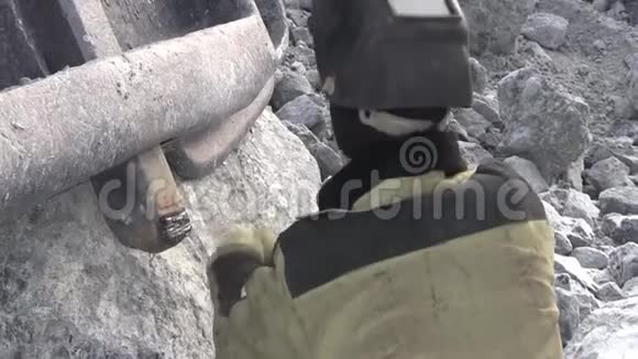 在采石场工作的金属焊工视频的预览图
