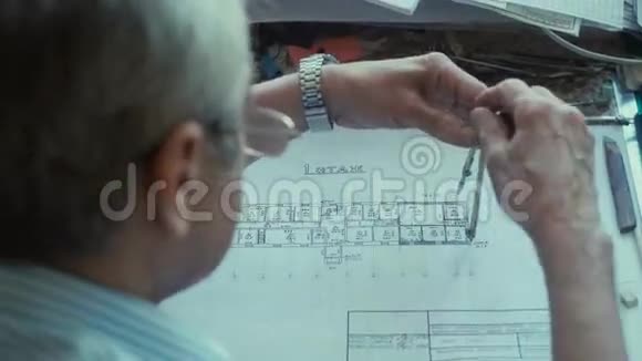 建筑师应用圆规绘图并用铅笔画一条线视频的预览图