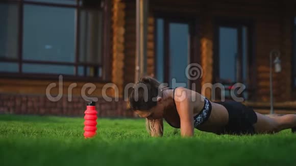 适合女孩在公园户外做木板运动温暖的夏日耐力和动力的概念视频的预览图