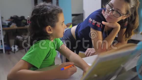 母女俩做作业学校慢动作视频准备回到学校小女孩和女人学习视频的预览图
