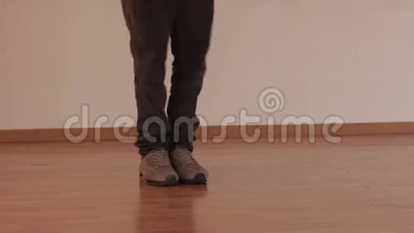 自由式舞腿视频的预览图