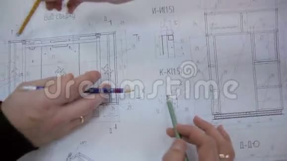 一群工程师在办公桌上与蓝图一起工作视频的预览图