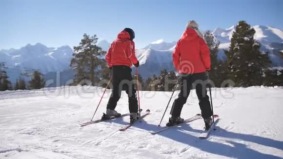 在滑雪场的家庭度假两个滑雪者在山上视频的预览图