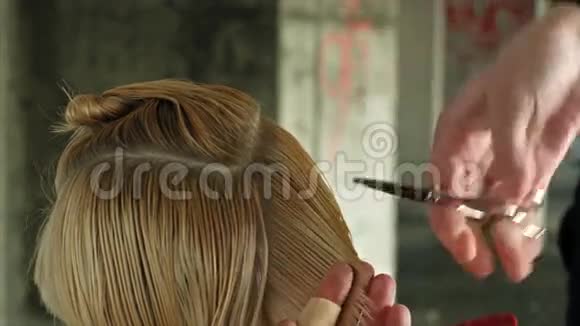 年轻时尚女性理发师做发型视频的预览图