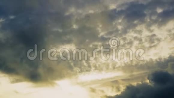 蓝天有美丽的白色多云的团视频的预览图