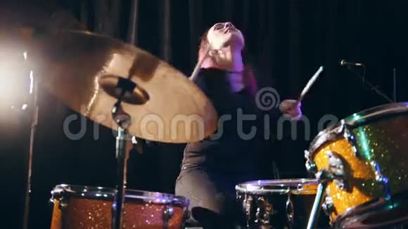 青少年摇滚音乐热情奔放的女孩打击乐鼓手演奏音乐视频的预览图