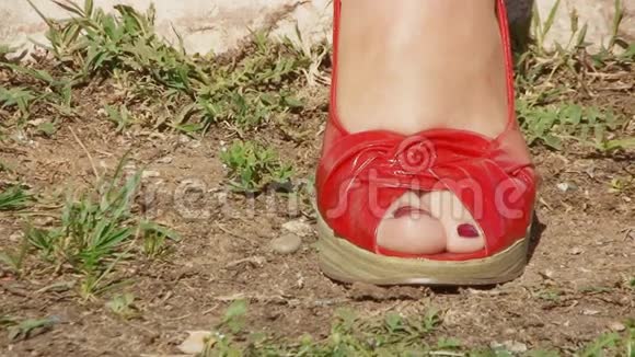 双脚生活方式摇滚红鞋旅行射击视频的预览图