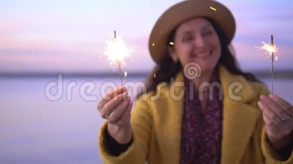 海边的女人看着一个喜庆的节日孟加拉的光海滩视频的预览图