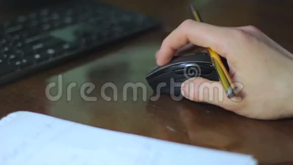 在桌子上用电脑和鼠标进行反射视频的预览图