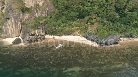 空中无人机射击高山覆盖热带森林热带景观旅行概念菲律宾埃尔尼多视频的预览图