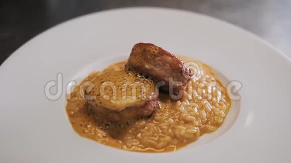 煎肉丸和酱饭在盘子里视频的预览图