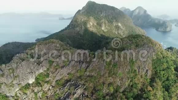 空中无人机射击高山覆盖热带森林热带景观旅行概念菲律宾埃尔尼多视频的预览图
