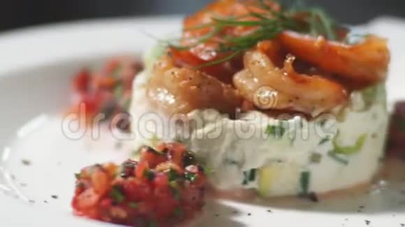 希腊美食餐厅沙拉特写视频的预览图