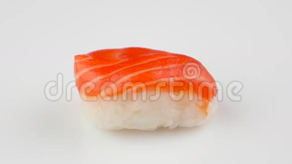 白色背景鲑鱼寿司环视频的预览图