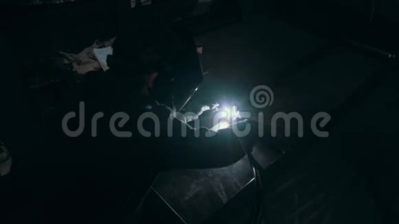 家具厂电焊金属防护面罩的工人视频的预览图