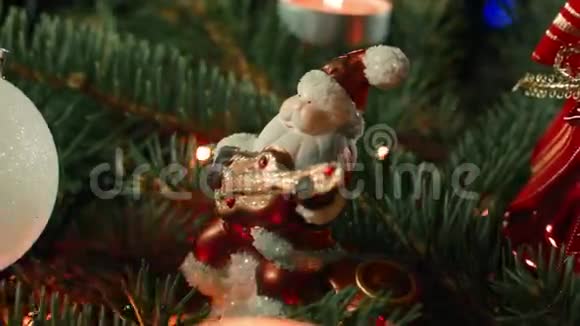 圣诞树上有圣诞老人和气球视频的预览图
