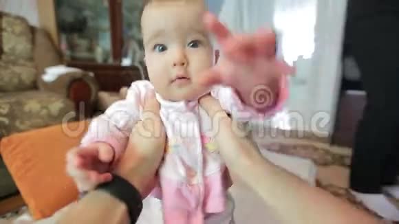 爸爸把婴儿抱在第一人称视图的手中视频的预览图