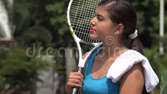 严肃的青少年女网球运动员视频的预览图