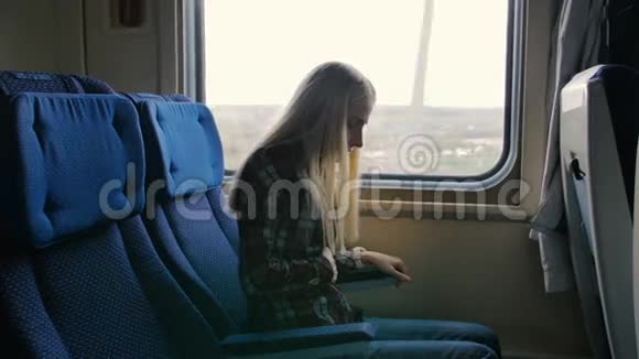 火车上的女人感到胃痛视频的预览图