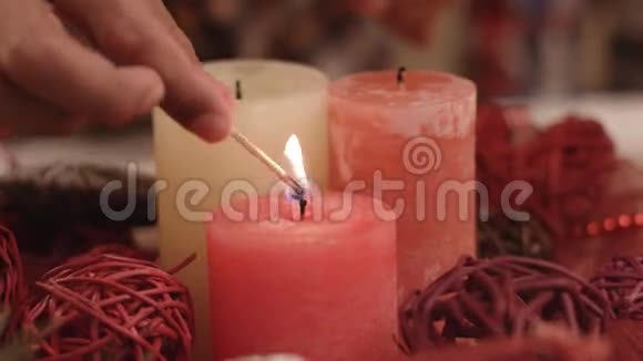 孩子的手点燃圣诞蜡烛视频的预览图