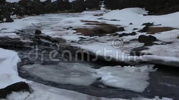 冬天的风景和河流视频的预览图
