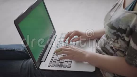 坐在笔记本电脑旁的年轻女子视频的预览图