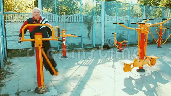 老年人在公共户外健身房锻炼健身器材视频的预览图
